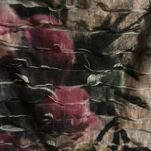 Tanktop- gray with floral pattern diagonal across the front. - Picture 3 of 6